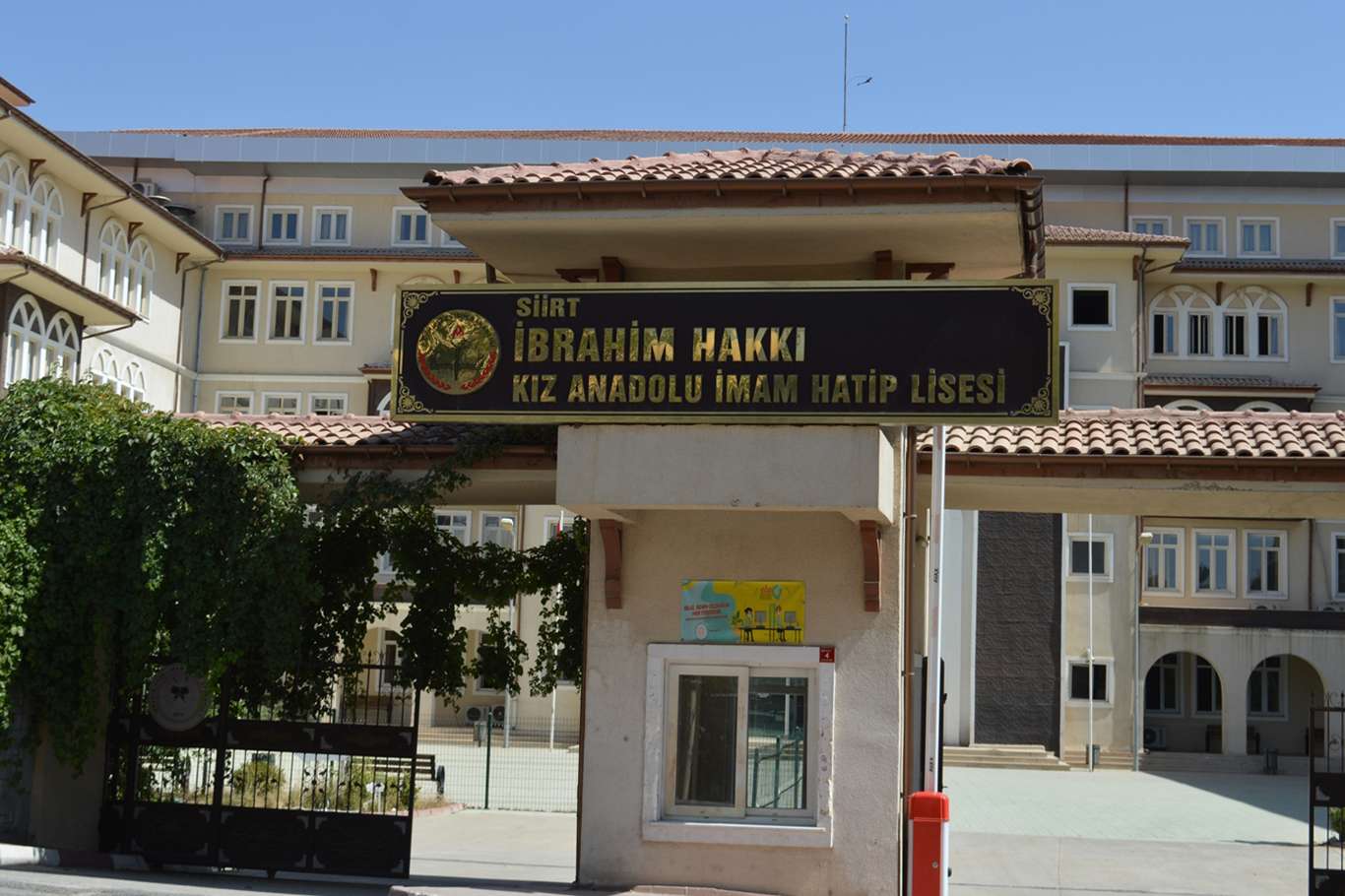İmam hatipli öğrenci YKS'de Türkiye 10’uncusu Siirt’te birinci oldu İmam hatipli öğrenci YKS'de Türkiye 10’uncusu Siirt’te birinci oldu